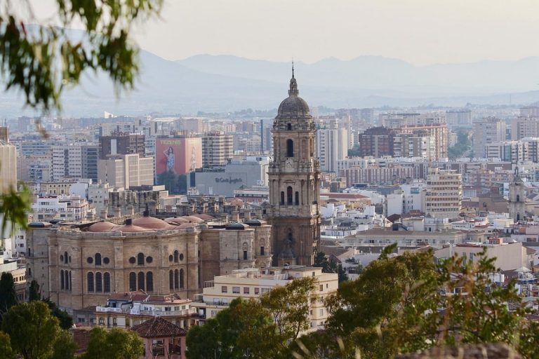Vivi il fascino lussureggiante del mondo delle strade di  Malaga