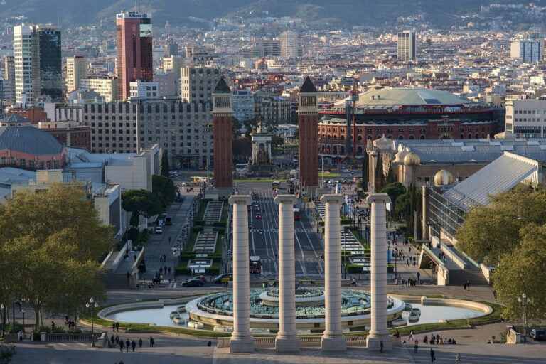 Visitare Barcellona e vivere avventure emozionanti della città vibrante della Catalogna
